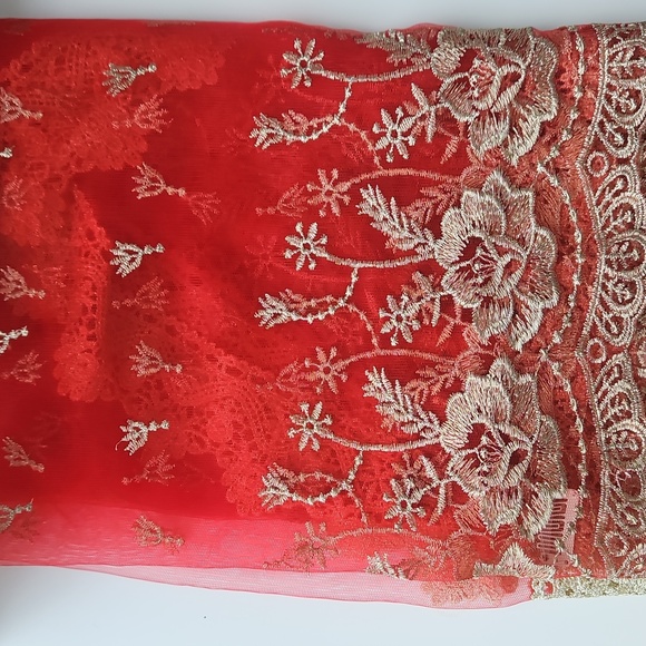 Elegant Red and Gold Lace Veil - Picture 5 of 5
